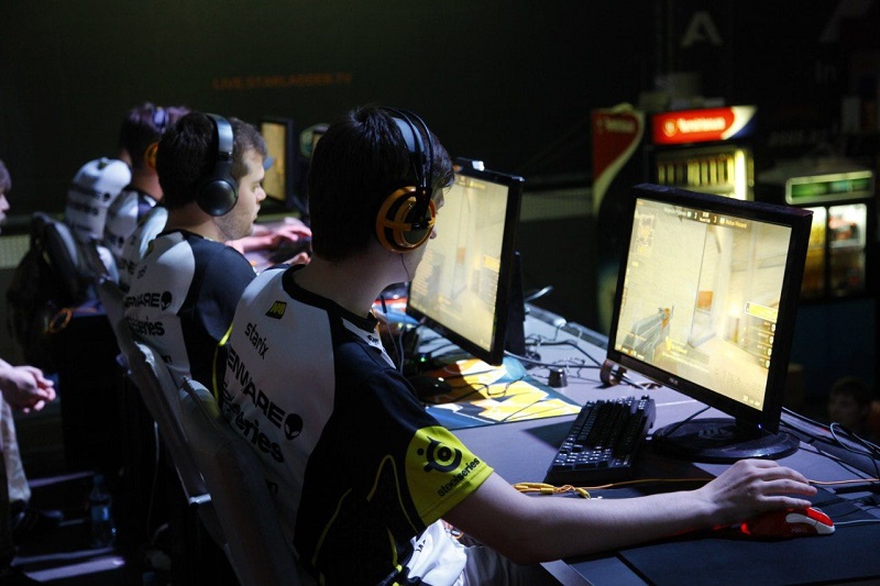 игроки в напряжении за компьютерами на киберспортивном турнире