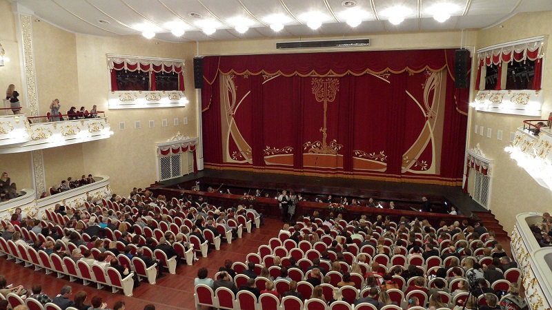 В Музыкальном театре им. И.М. Яушева показали спектакли детям из Донбасса Правит